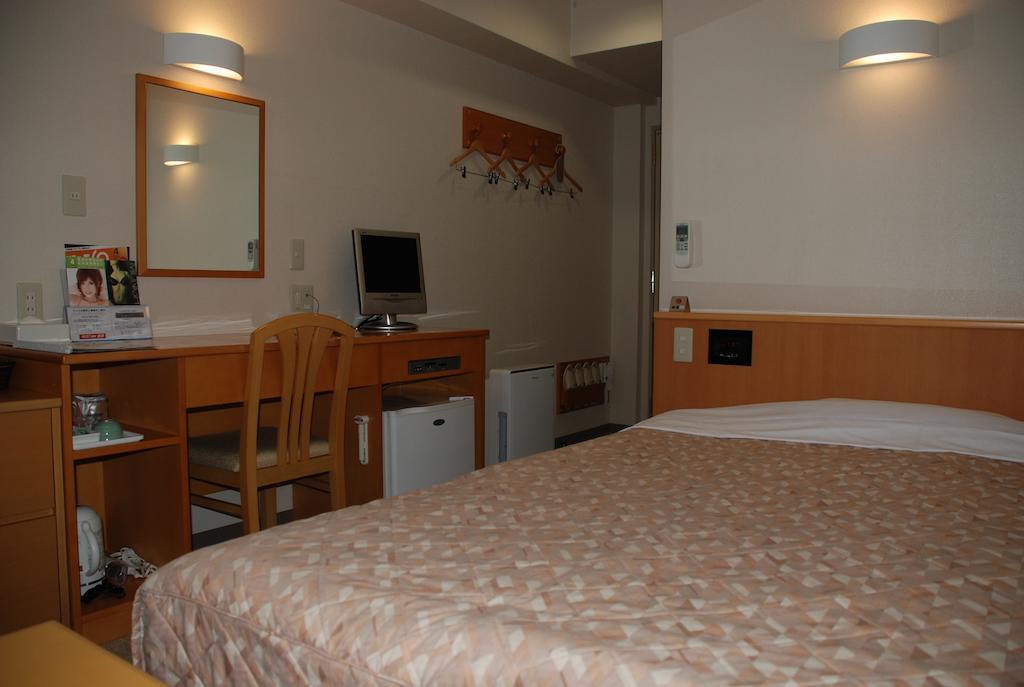 Best Inn Uozu الغرفة الصورة